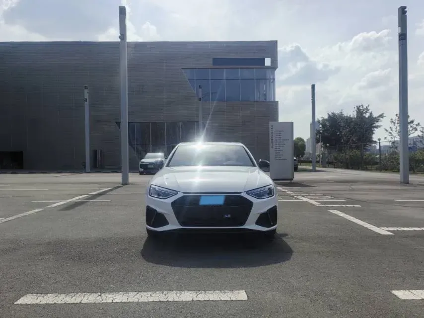 2022 Audi A4L 2.0T 190HP L4 7DCT,autocango,china used car exporter,china ev exporter,chinese used car exporter,chinese used ev exporter