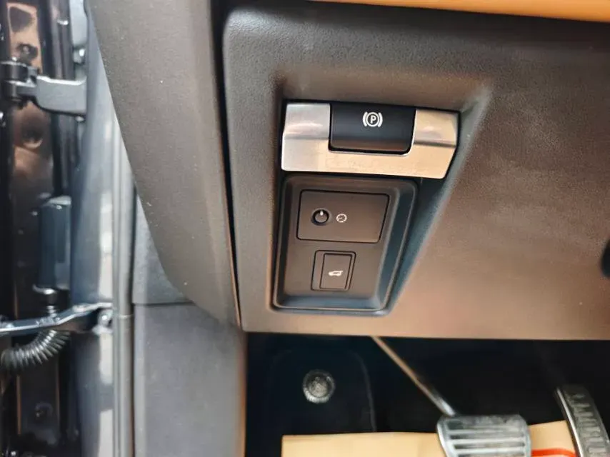 2021 Land Rover Defender 3.0T 400HP L6 8AT,autocango,china used car exporter,china ev exporter,chinese used car exporter,chinese used ev exporter