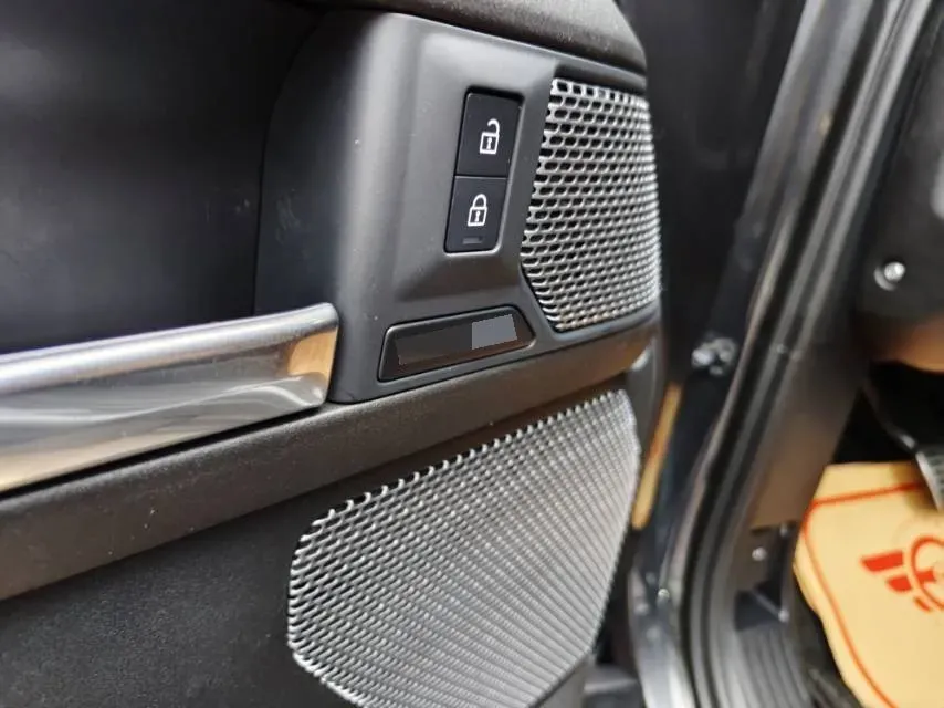 2021 Land Rover Defender 3.0T 400HP L6 8AT,autocango,china used car exporter,china ev exporter,chinese used car exporter,chinese used ev exporter