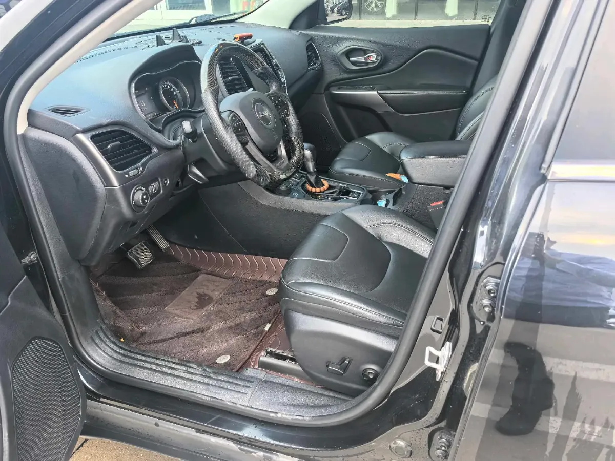 2019 Jeep Cherokee 2.0T 265HP L4 9AT,autocango,china used car exporter,china ev exporter,chinese used car exporter,chinese used ev exporter