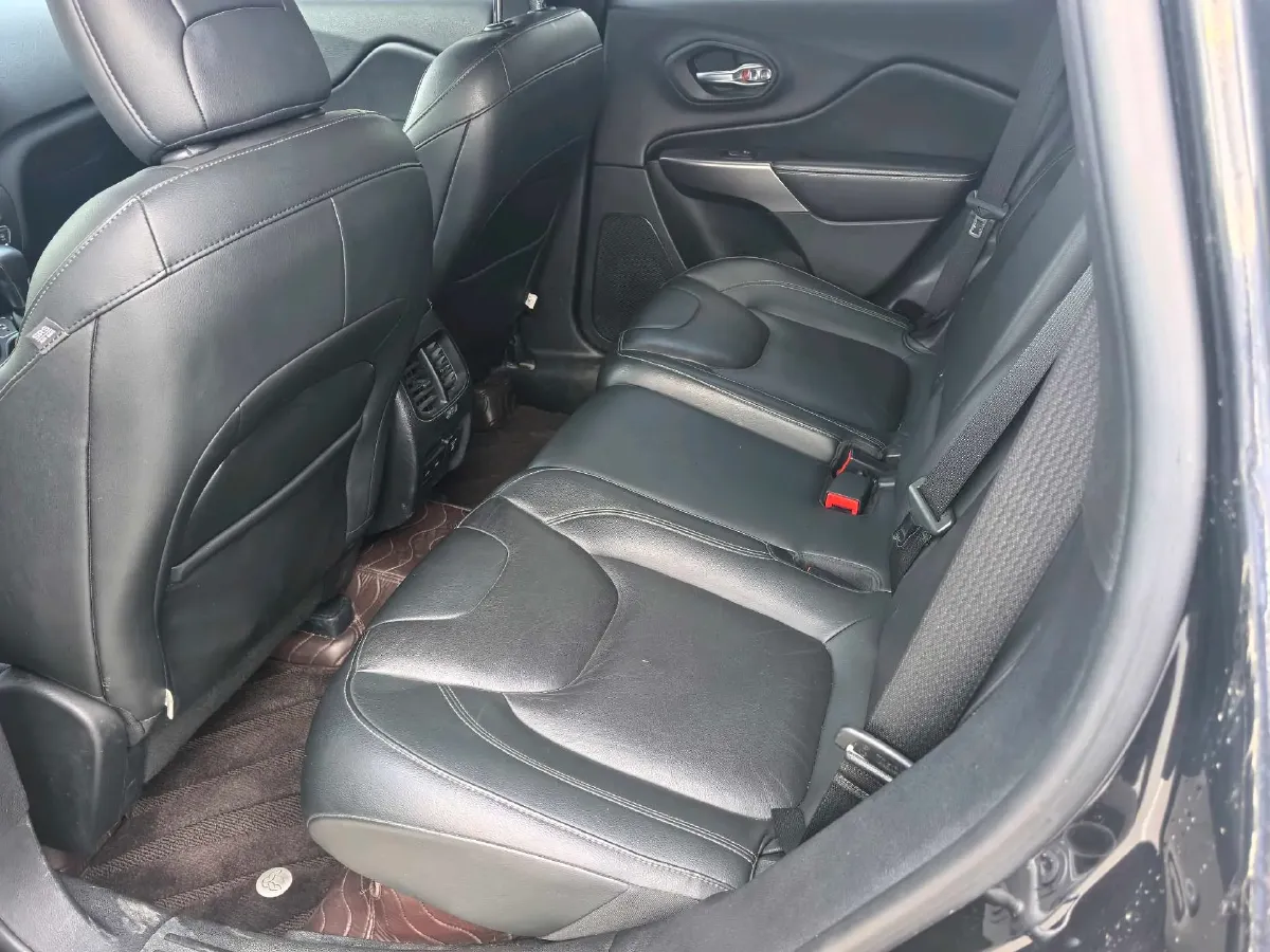 2019 Jeep Cherokee 2.0T 265HP L4 9AT,autocango,china used car exporter,china ev exporter,chinese used car exporter,chinese used ev exporter