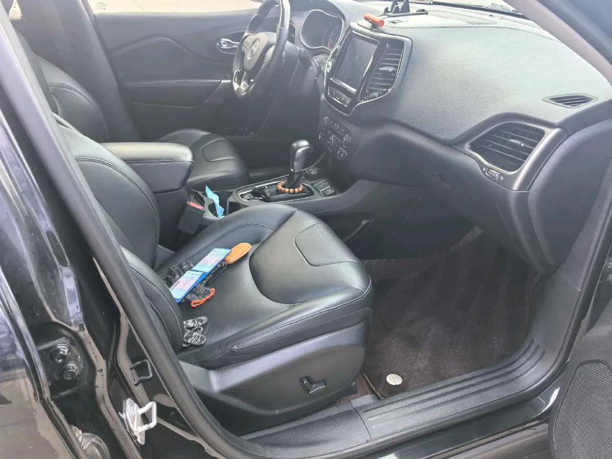 2019 Jeep Cherokee 2.0T 265HP L4 9AT,autocango,china used car exporter,china ev exporter,chinese used car exporter,chinese used ev exporter