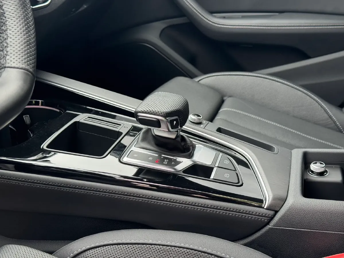 2024 Audi A4L 2.0T 190HP L4 7DCT,autocango,china used car exporter,china ev exporter,chinese used car exporter,chinese used ev exporter