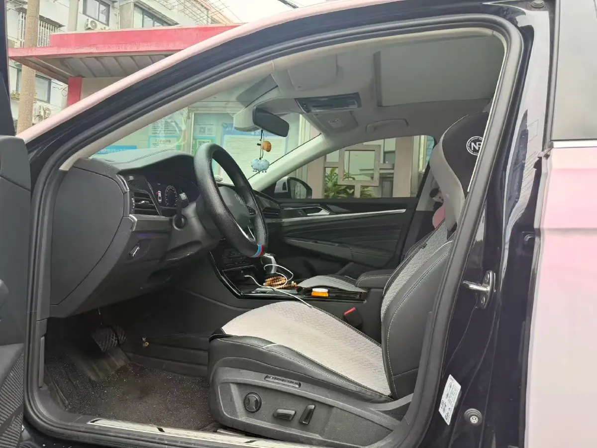 2024 Volkswagen Passat 2.0T 220HP L4 7DCT,autocango,china used car exporter,china ev exporter,chinese used car exporter,chinese used ev exporter