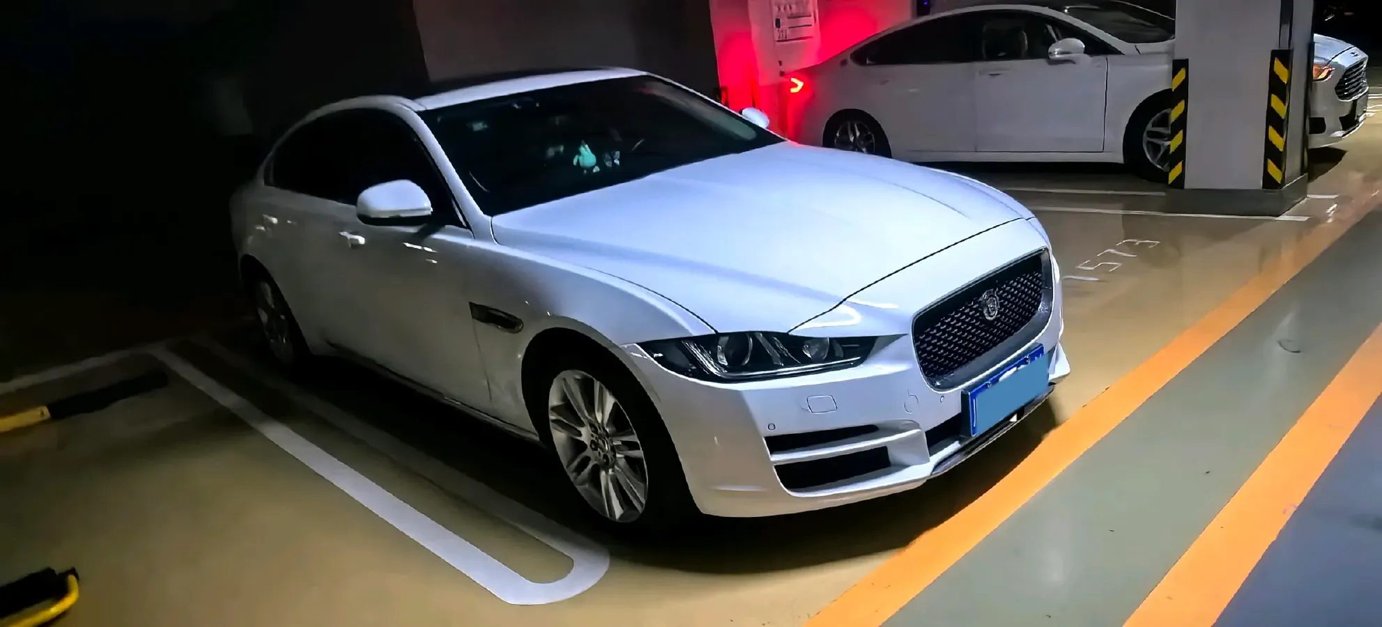 2019 Land Rover Discovery Sport 2.0T 200HP L4 9AT,autocango,china used car exporter,china ev exporter,chinese used car exporter,chinese used ev exporter