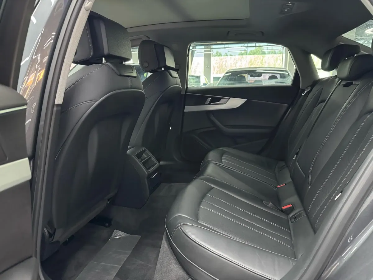 2023 Audi A4L 2.0T 190HP L4 7DCT,autocango,china used car exporter,china ev exporter,chinese used car exporter,chinese used ev exporter