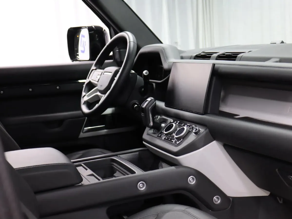 2024 Land Rover Defender 3.0T 400HP L6 8AT,autocango,china used car exporter,china ev exporter,chinese used car exporter,chinese used ev exporter