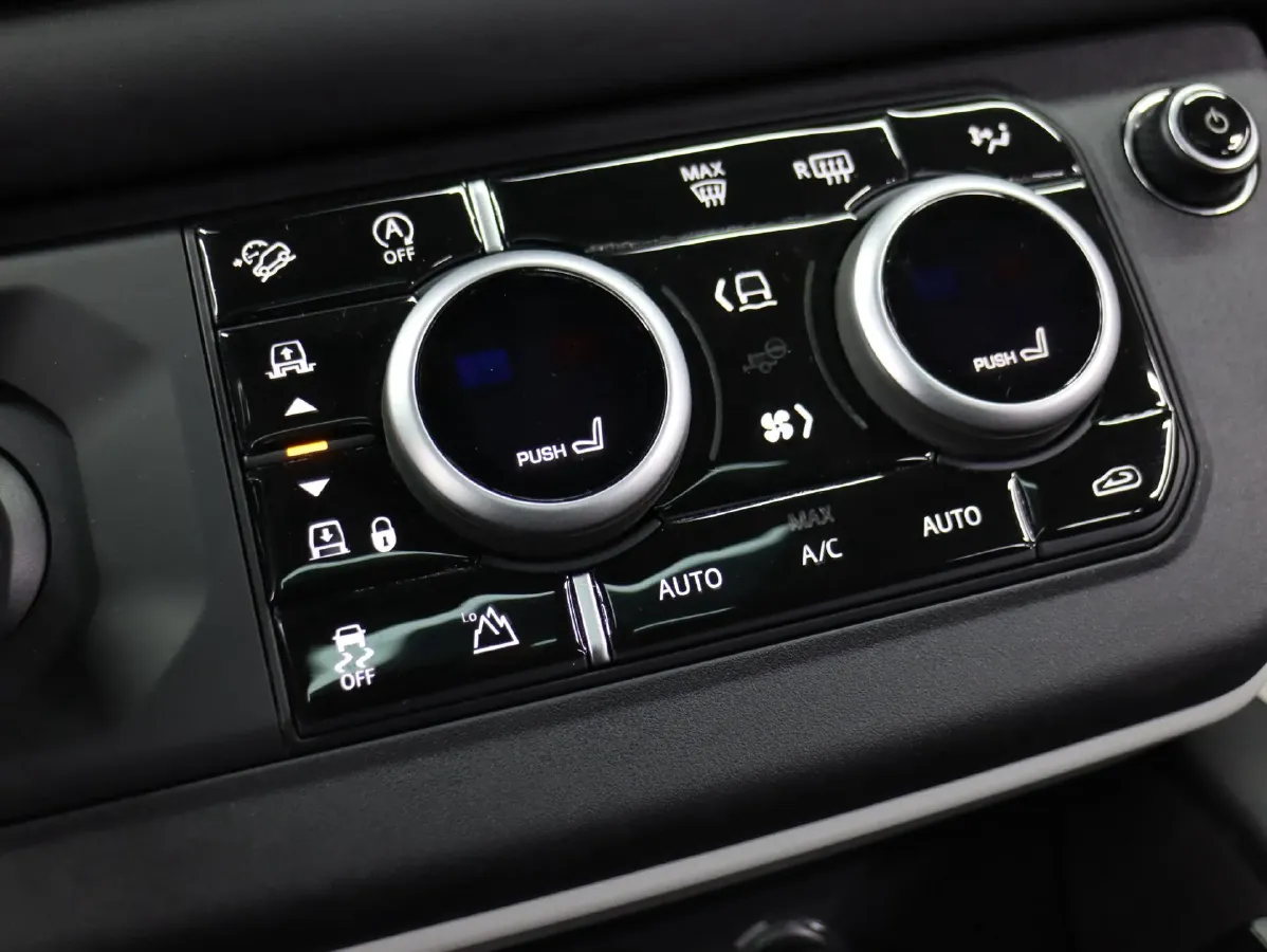 2024 Land Rover Defender 3.0T 400HP L6 8AT,autocango,china used car exporter,china ev exporter,chinese used car exporter,chinese used ev exporter