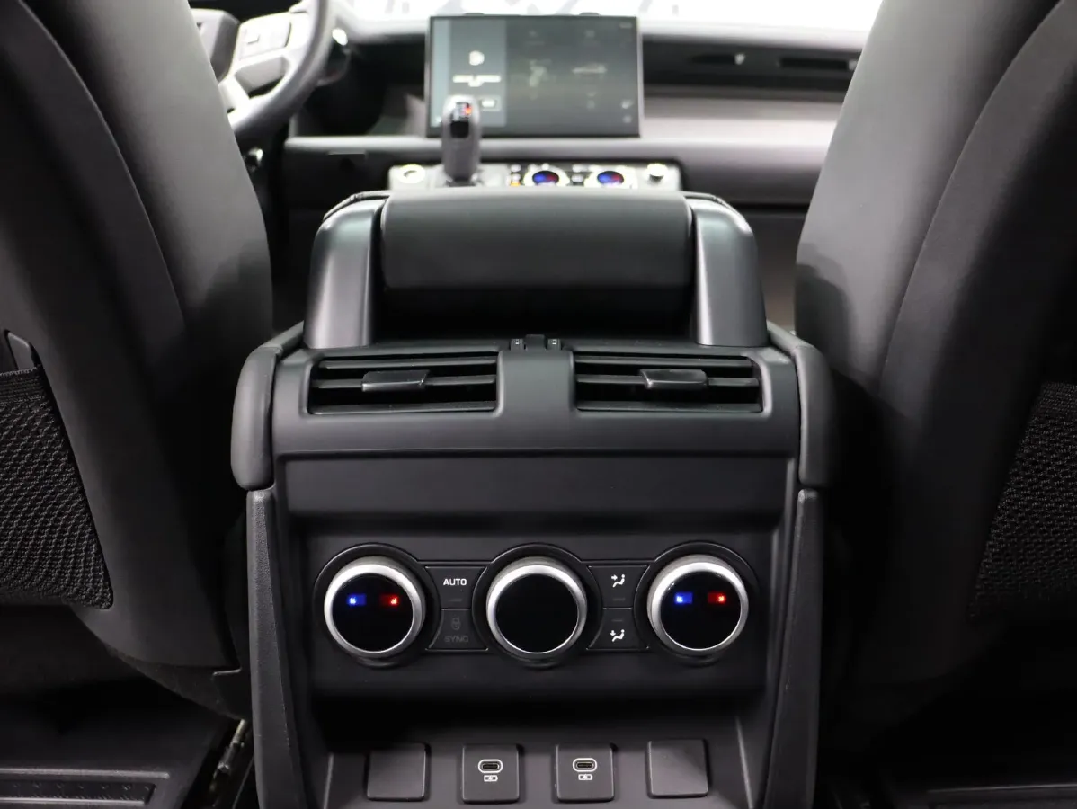 2024 Land Rover Defender 3.0T 400HP L6 8AT,autocango,china used car exporter,china ev exporter,chinese used car exporter,chinese used ev exporter