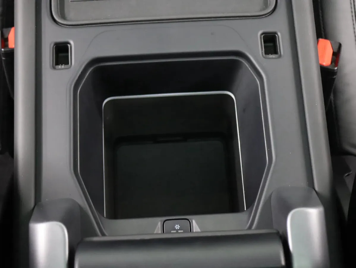 2024 Land Rover Defender 3.0T 400HP L6 8AT,autocango,china used car exporter,china ev exporter,chinese used car exporter,chinese used ev exporter