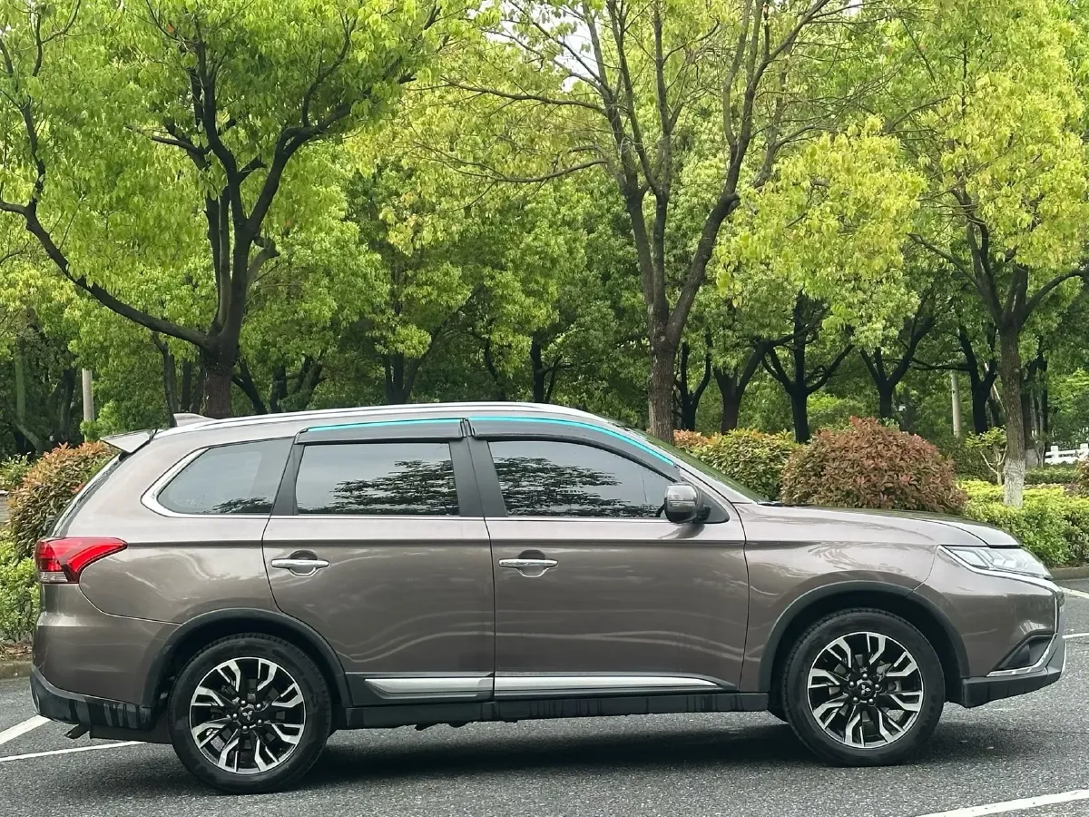 2020 Mitsubishi Outlander 2.4L 192HP L4 CVT,autocango,china used car exporter,china ev exporter,chinese used car exporter,chinese used ev exporter
