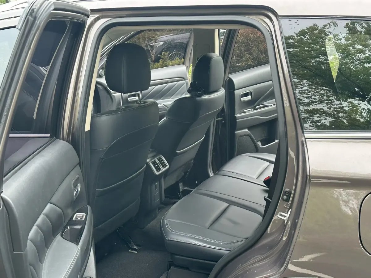 2020 Mitsubishi Outlander 2.4L 192HP L4 CVT,autocango,china used car exporter,china ev exporter,chinese used car exporter,chinese used ev exporter