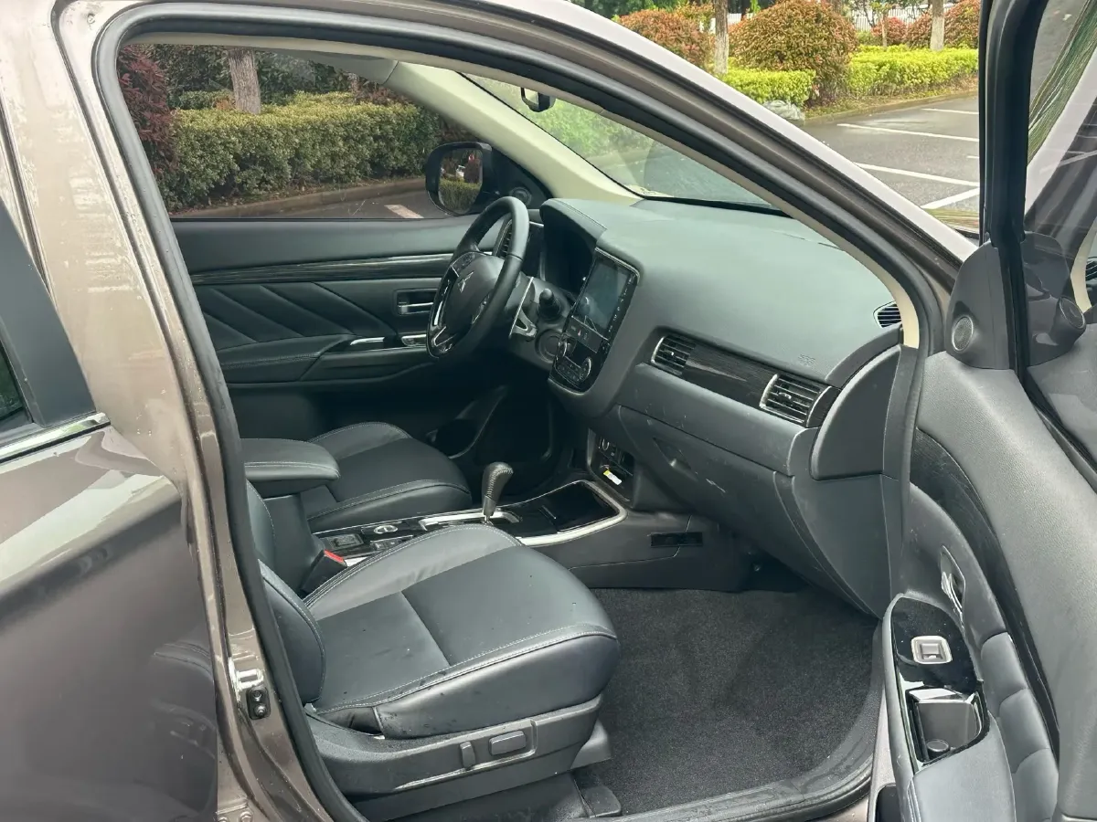 2020 Mitsubishi Outlander 2.4L 192HP L4 CVT,autocango,china used car exporter,china ev exporter,chinese used car exporter,chinese used ev exporter