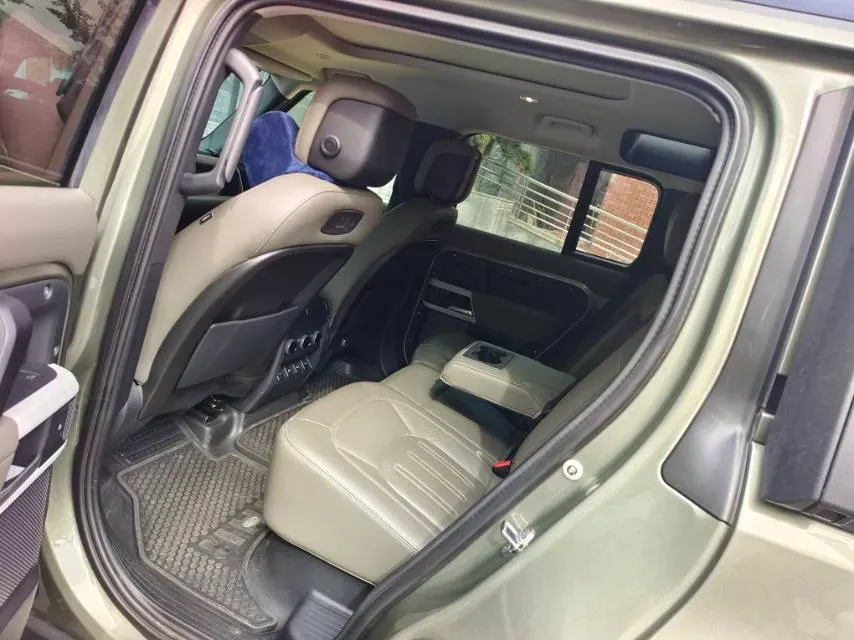 2020 Land Rover Defender 3.0T 400HP L6 8AT,autocango,china used car exporter,china ev exporter,chinese used car exporter,chinese used ev exporter