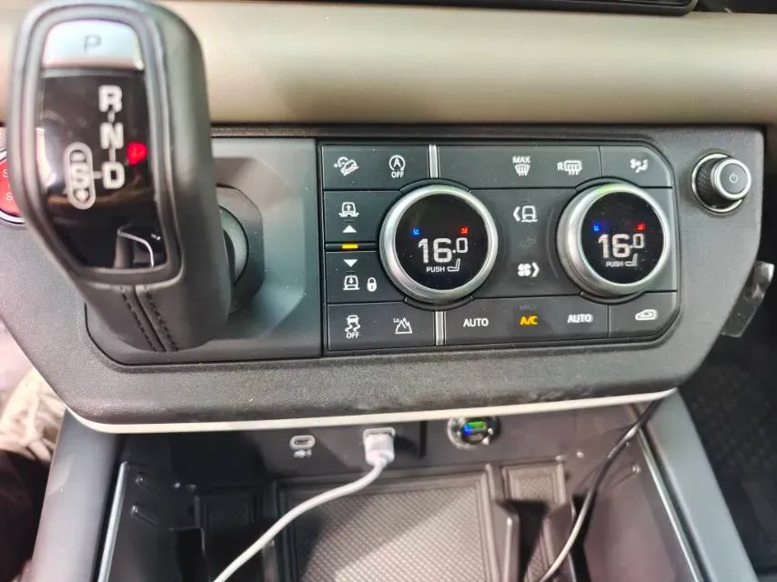 2020 Land Rover Defender 3.0T 400HP L6 8AT,autocango,china used car exporter,china ev exporter,chinese used car exporter,chinese used ev exporter