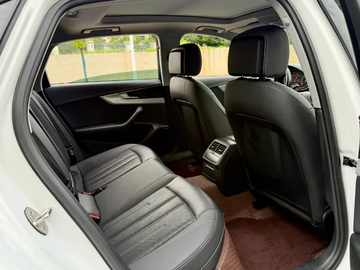 2020 Audi A4L 2.0T 190HP L4 7DCT,autocango,china used car exporter,china ev exporter,chinese used car exporter,chinese used ev exporter