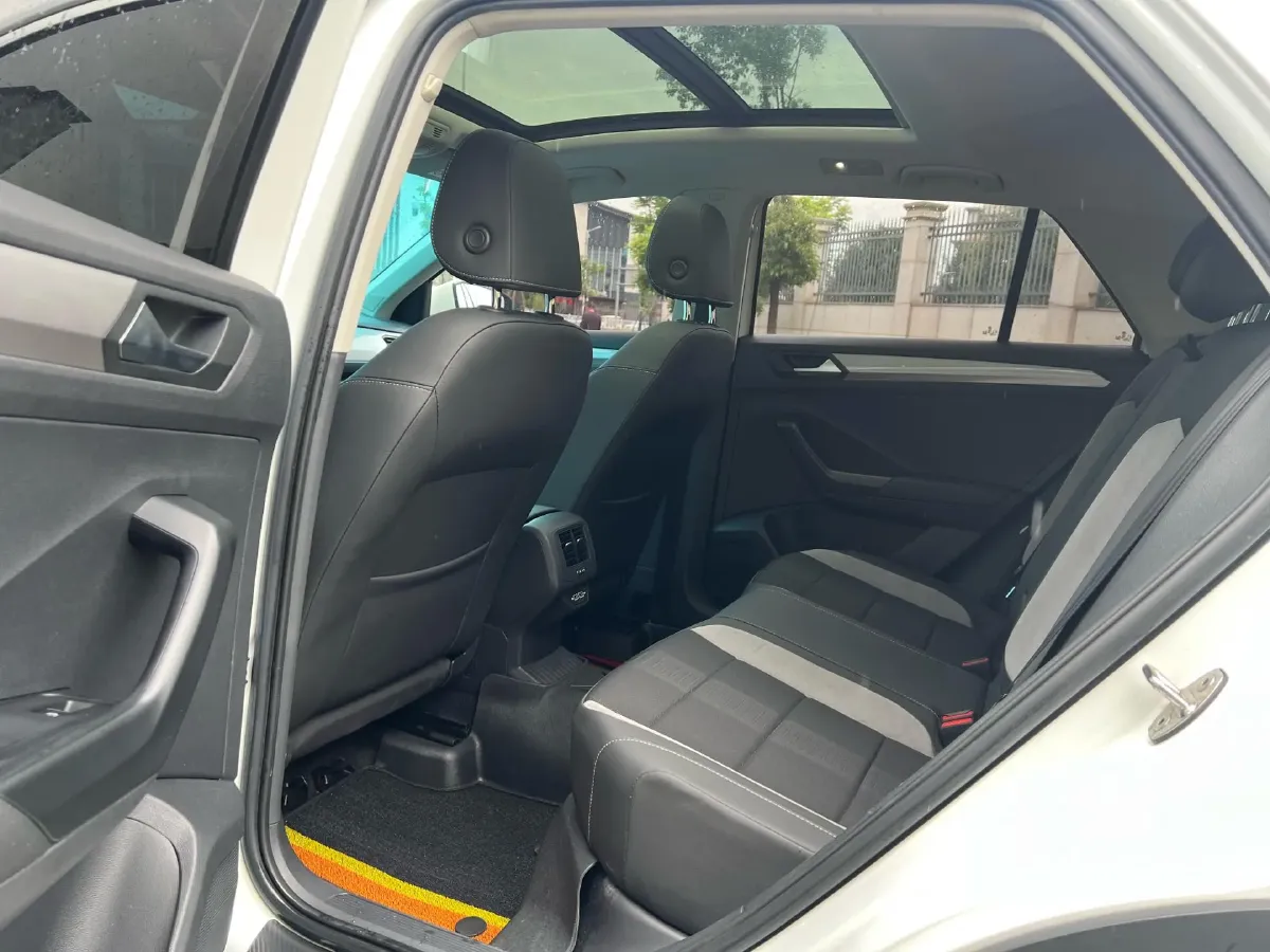 2021 Volkswagen T-Roc 1.4T 150HP L4 7DCT,autocango,china used car exporter,china ev exporter,chinese used car exporter,chinese used ev exporter