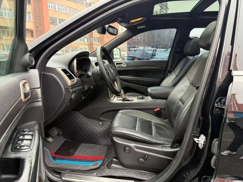 2017 Jeep Grand Cherokee 3.6L 286HP V6 8AT,autocango,china used car exporter,china ev exporter,chinese used car exporter,chinese used ev exporter