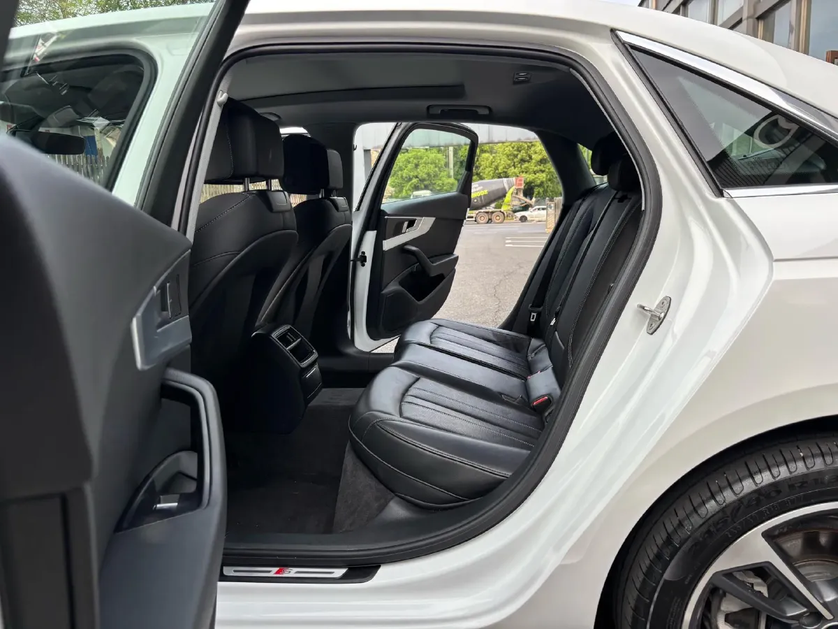 2023 Audi A4L 2.0T 190HP L4 7DCT,autocango,china used car exporter,china ev exporter,chinese used car exporter,chinese used ev exporter