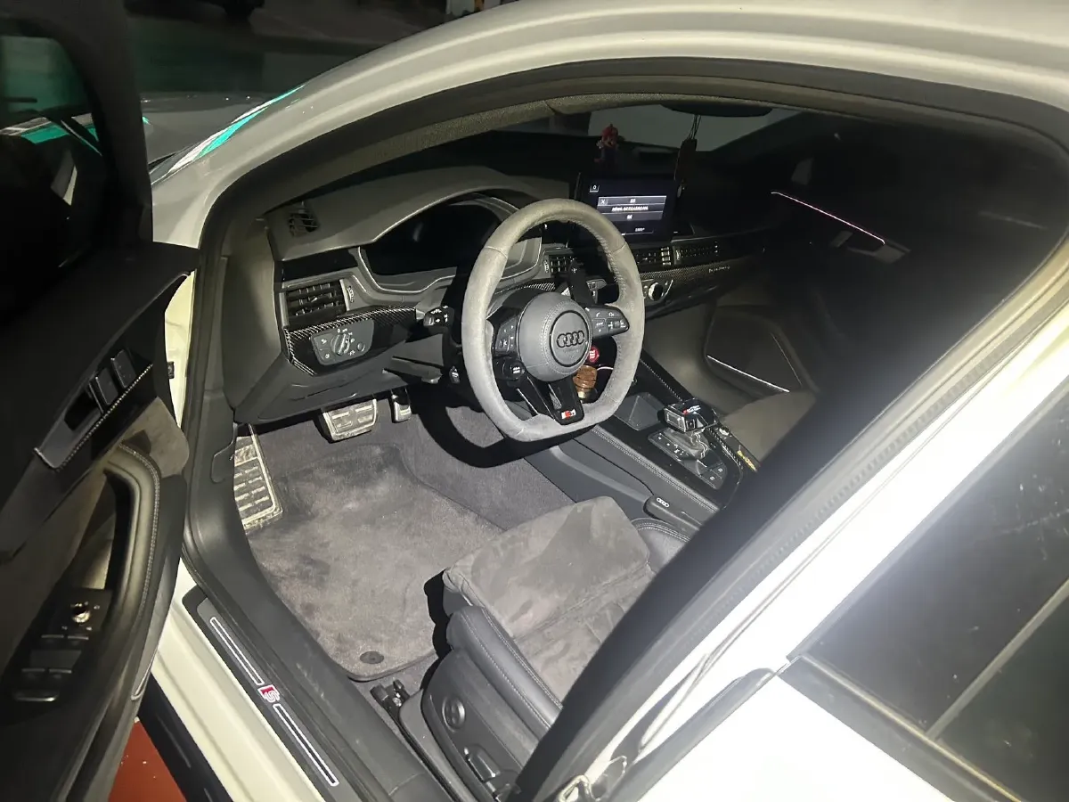 2024 Audi A4L 2.0T 245HP L4 7DCT,autocango,china used car exporter,china ev exporter,chinese used car exporter,chinese used ev exporter