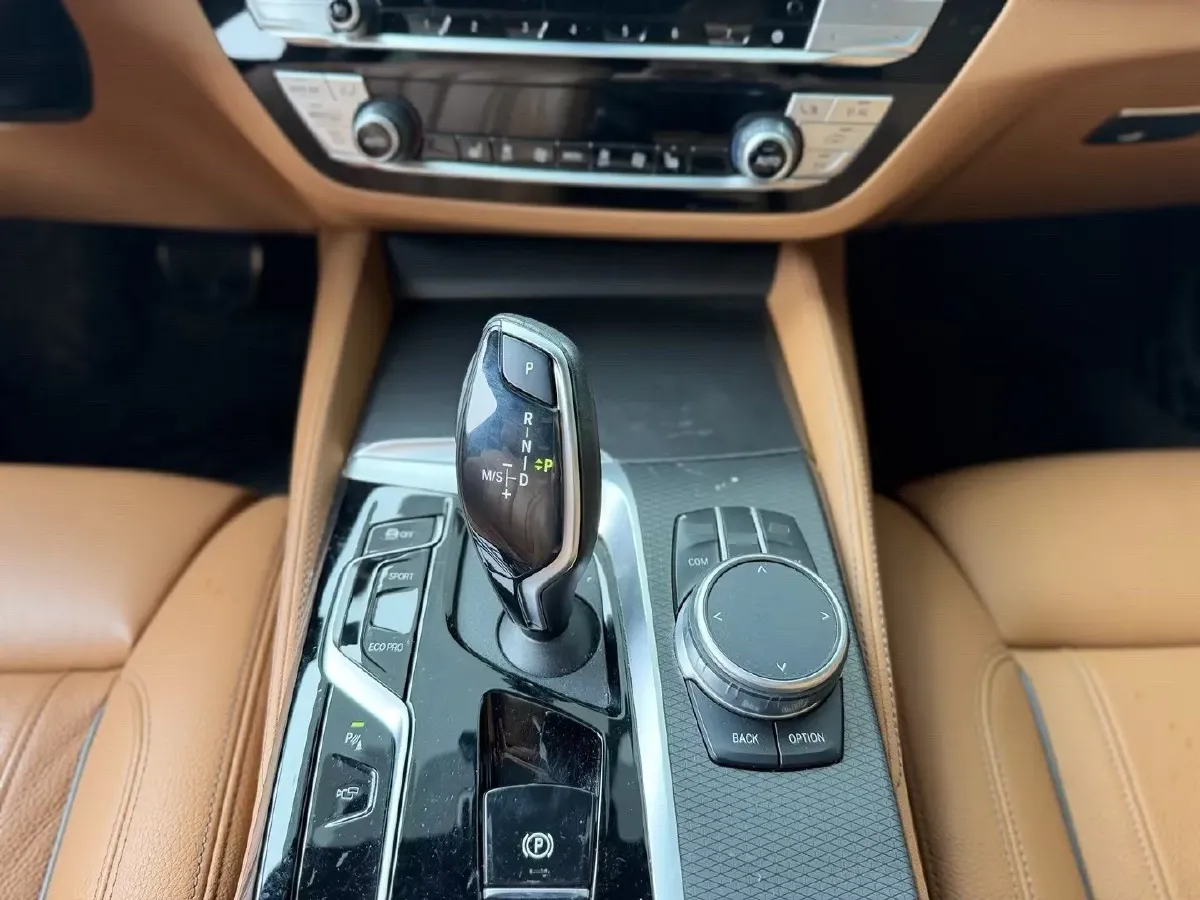 2021 BMW 5 Series 2.0T 252HP L4 8AT,autocango,china used car exporter,china ev exporter,chinese used car exporter,chinese used ev exporter