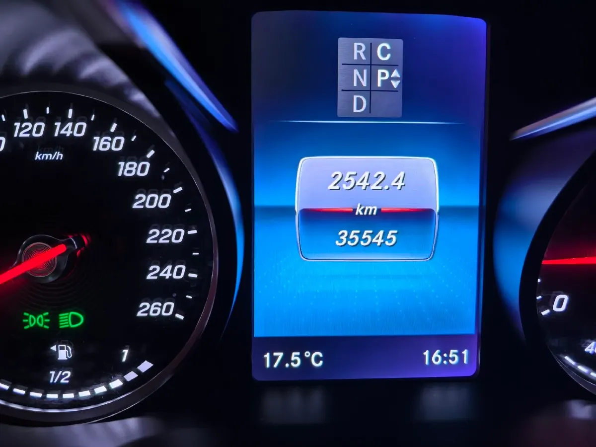 2021 Mercedes-Benz V Class 2.0T 211HP L4 9AT,autocango,china used car exporter,china ev exporter,chinese used car exporter,chinese used ev exporter