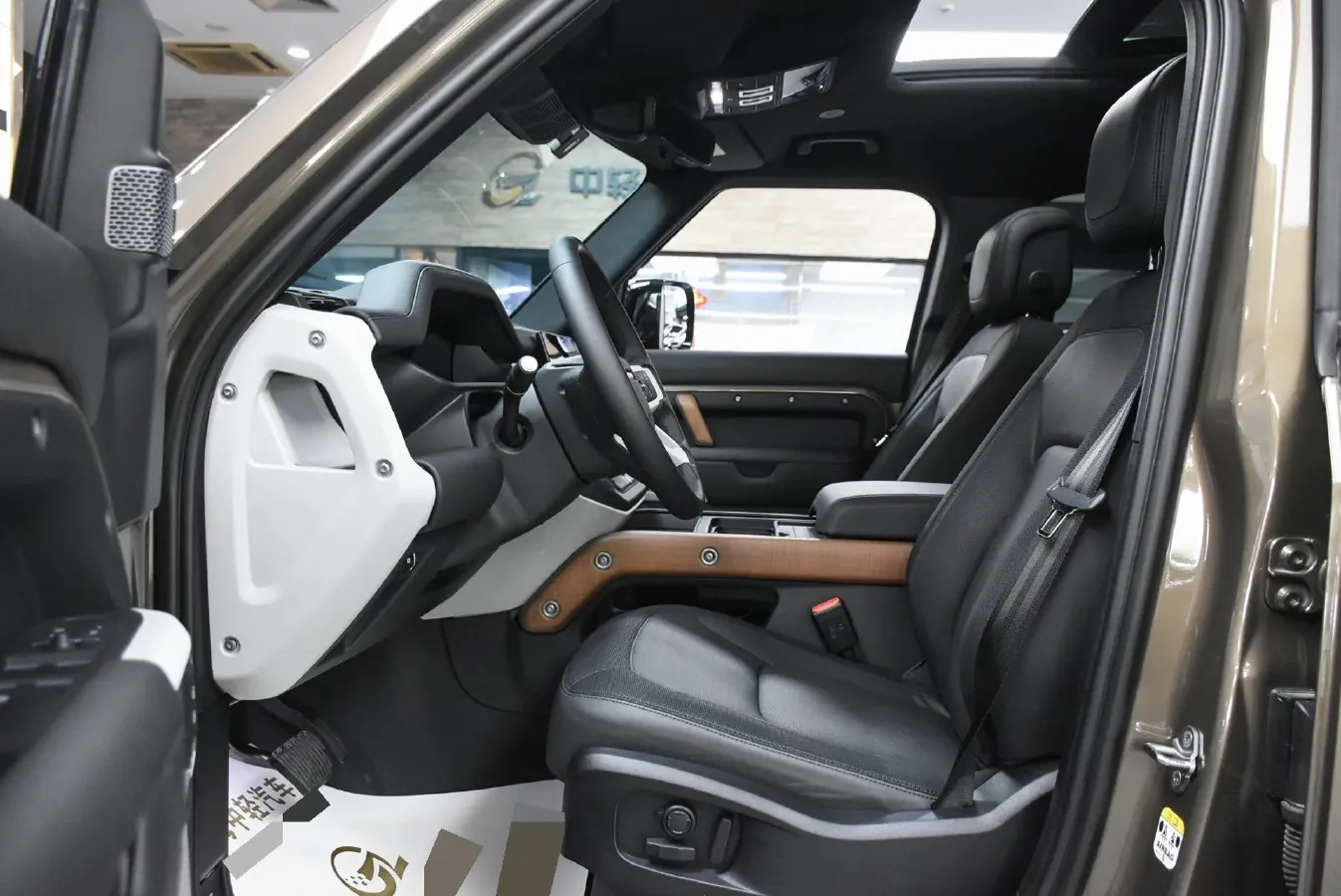 2024 Land Rover Defender 3.0T 400HP L6 8AT,autocango,china used car exporter,china ev exporter,chinese used car exporter,chinese used ev exporter