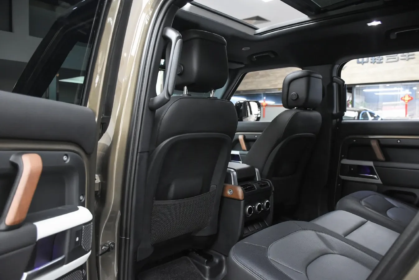 2024 Land Rover Defender 3.0T 400HP L6 8AT,autocango,china used car exporter,china ev exporter,chinese used car exporter,chinese used ev exporter