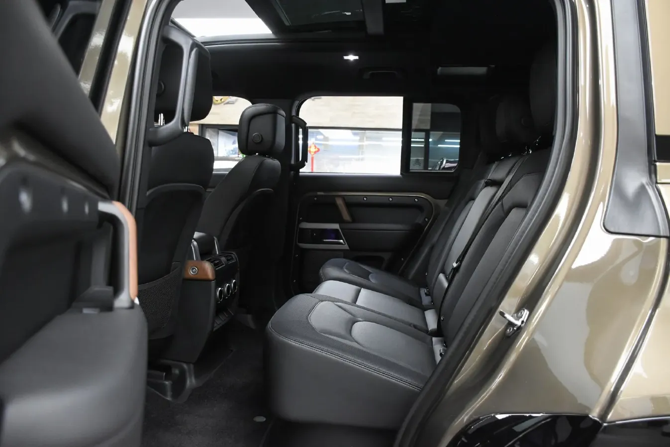 2024 Land Rover Defender 3.0T 400HP L6 8AT,autocango,china used car exporter,china ev exporter,chinese used car exporter,chinese used ev exporter