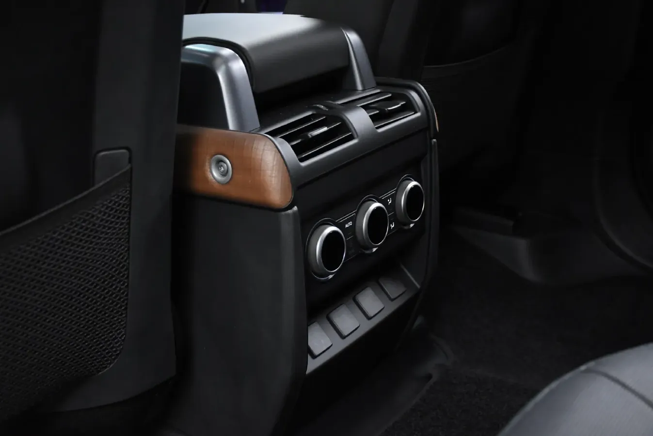 2024 Land Rover Defender 3.0T 400HP L6 8AT,autocango,china used car exporter,china ev exporter,chinese used car exporter,chinese used ev exporter