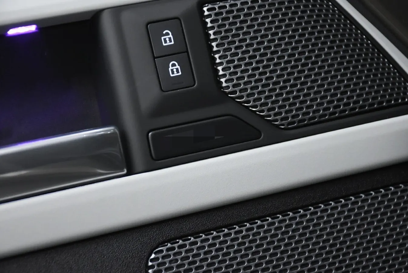 2024 Land Rover Defender 3.0T 400HP L6 8AT,autocango,china used car exporter,china ev exporter,chinese used car exporter,chinese used ev exporter