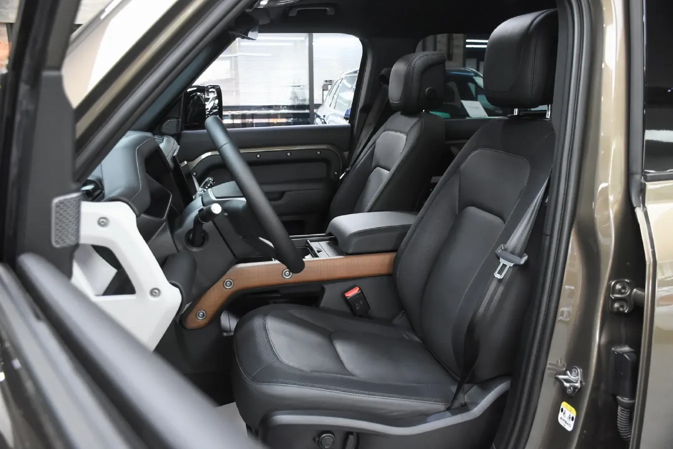 2024 Land Rover Defender 3.0T 400HP L6 8AT,autocango,china used car exporter,china ev exporter,chinese used car exporter,chinese used ev exporter