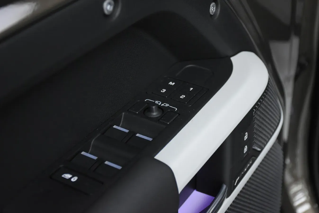 2024 Land Rover Defender 3.0T 400HP L6 8AT,autocango,china used car exporter,china ev exporter,chinese used car exporter,chinese used ev exporter