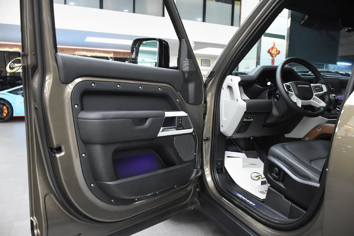 2024 Land Rover Defender 3.0T 400HP L6 8AT,autocango,china used car exporter,china ev exporter,chinese used car exporter,chinese used ev exporter