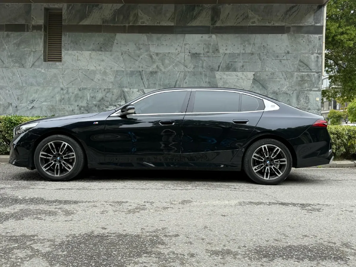 2024 BMW 5 Series 2.0T 190HP L4 8AT,autocango,china used car exporter,china ev exporter,chinese used car exporter,chinese used ev exporter