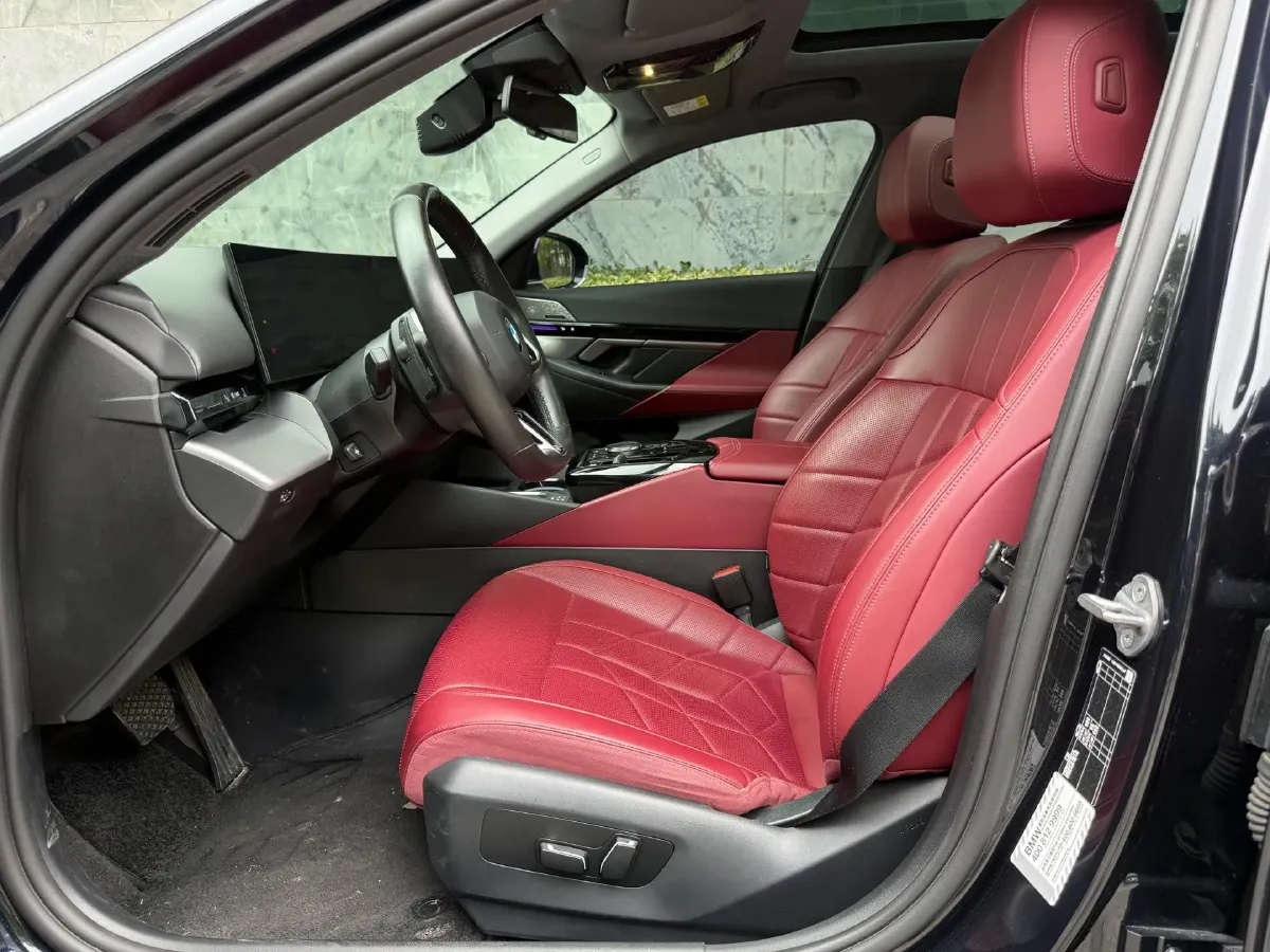 2024 BMW 5 Series 2.0T 190HP L4 8AT,autocango,china used car exporter,china ev exporter,chinese used car exporter,chinese used ev exporter