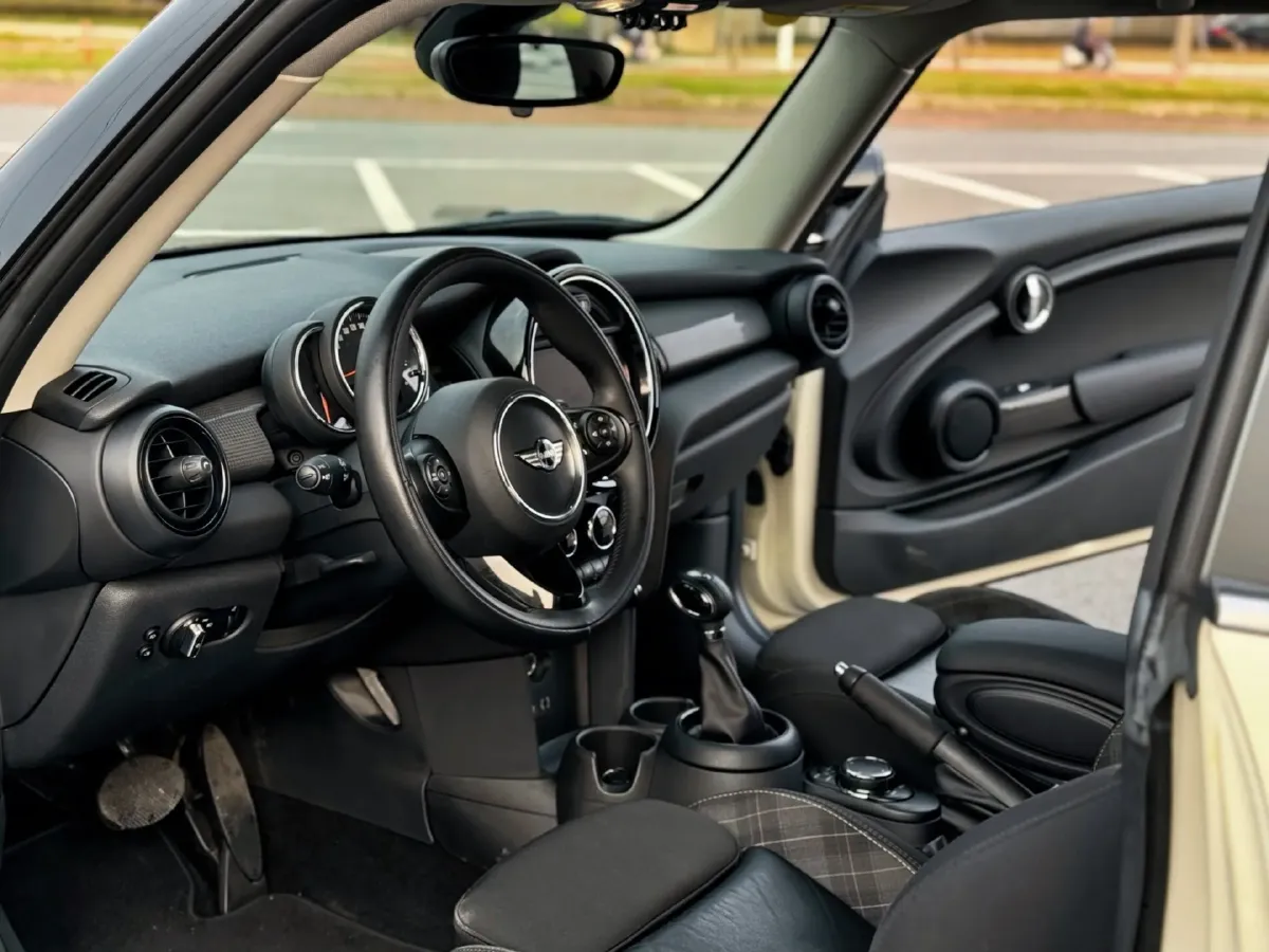 2016 MINI MINI 1.5T 136HP L3 6AT,autocango,china used car exporter,china ev exporter,chinese used car exporter,chinese used ev exporter