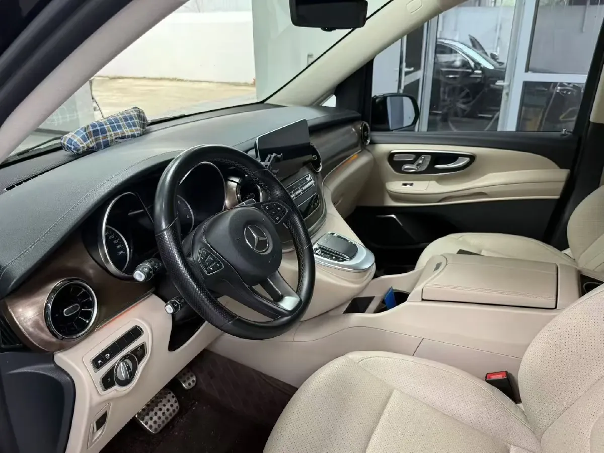 2022 Mercedes-Benz V Class 2.0T 211HP L4 9AT,autocango,china used car exporter,china ev exporter,chinese used car exporter,chinese used ev exporter