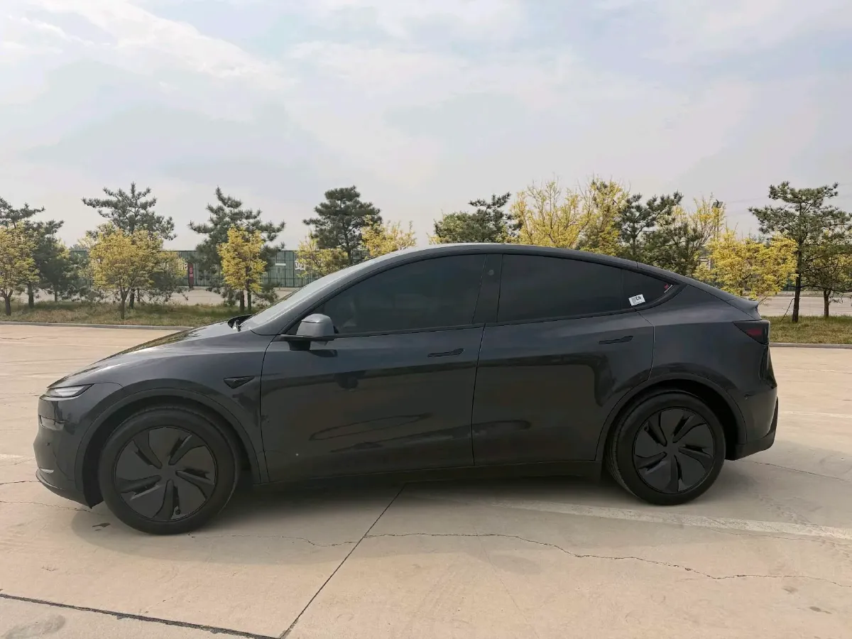 2025 Tesla Model Y BEV 62.5KWH,autocango,china used car exporter,china ev exporter,chinese used car exporter,chinese used ev exporter