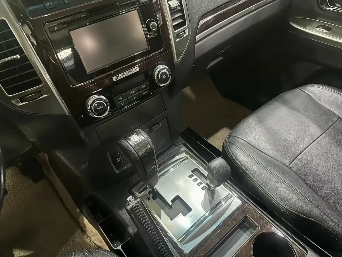 2018 Mitsubishi Pajero 3.0L 174HP V6 5AT,autocango,china used car exporter,china ev exporter,chinese used car exporter,chinese used ev exporter