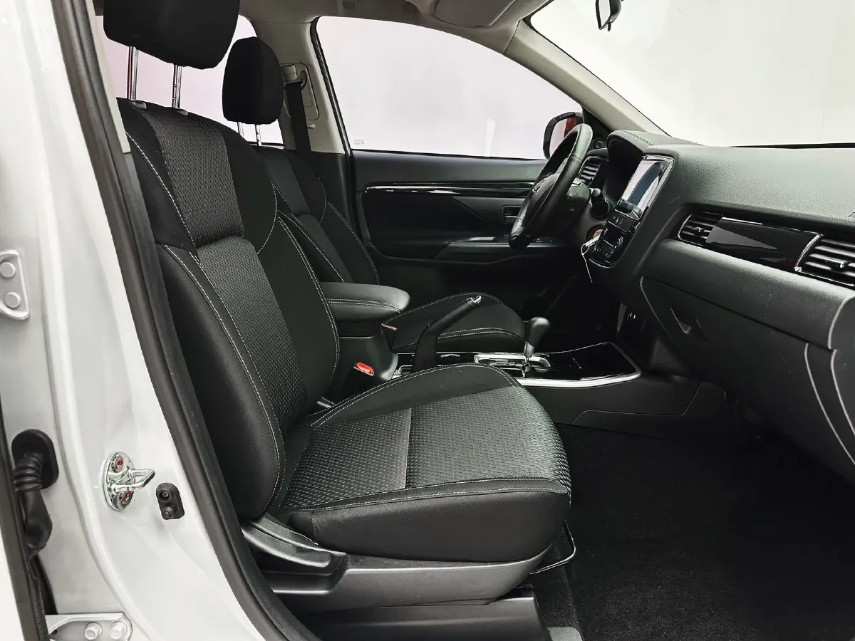 2021 Mitsubishi Outlander 2.0L 166HP L4 CVT,autocango,china used car exporter,china ev exporter,chinese used car exporter,chinese used ev exporter