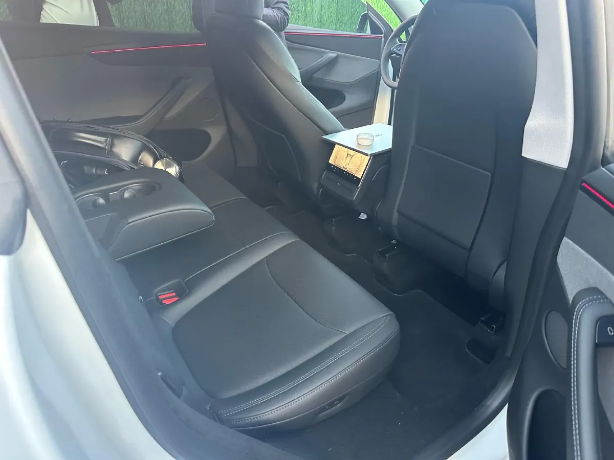 2025 Tesla Model Y BEV 62.5KWH,autocango,china used car exporter,china ev exporter,chinese used car exporter,chinese used ev exporter