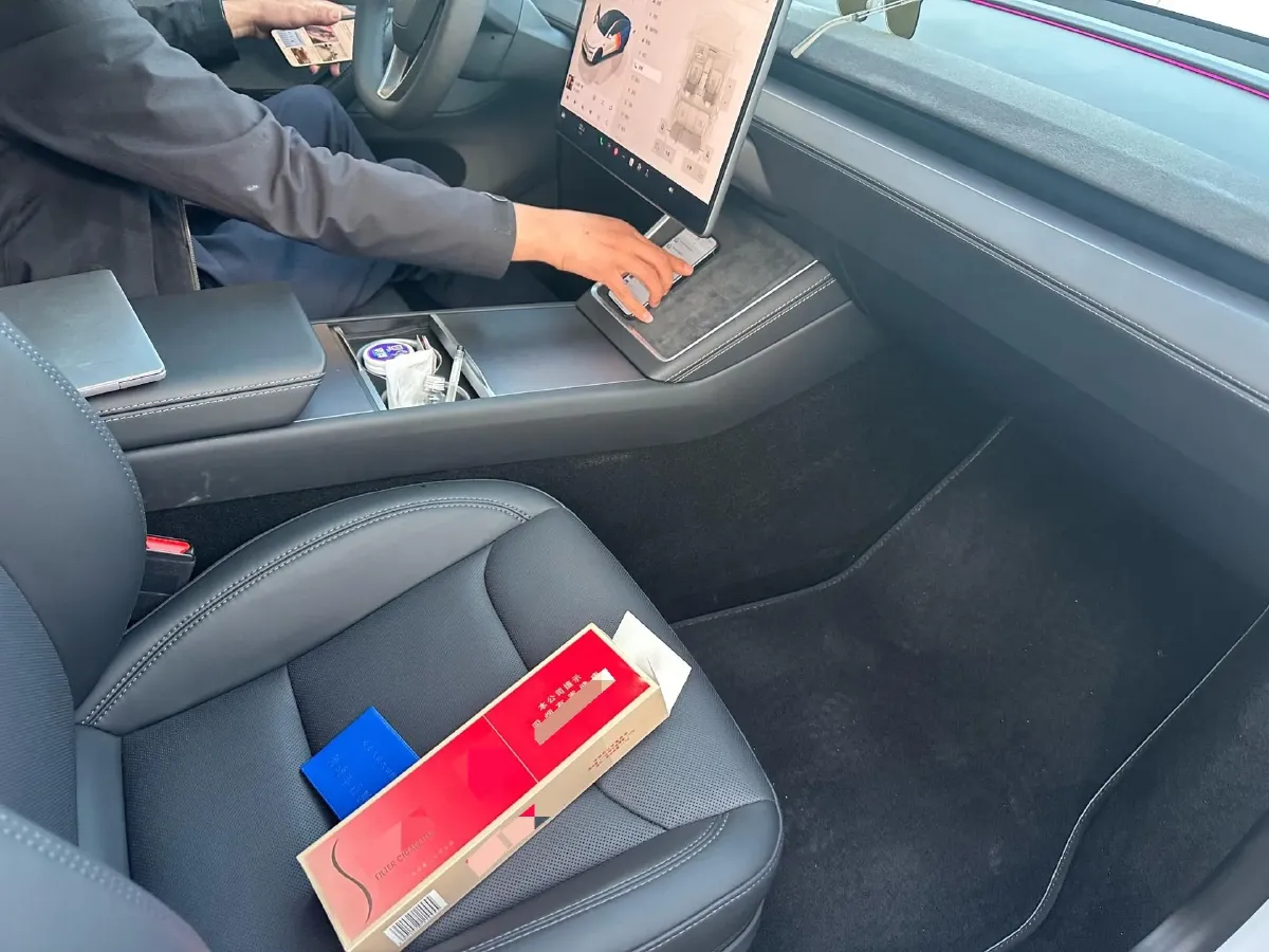 2025 Tesla Model Y BEV 62.5KWH,autocango,china used car exporter,china ev exporter,chinese used car exporter,chinese used ev exporter