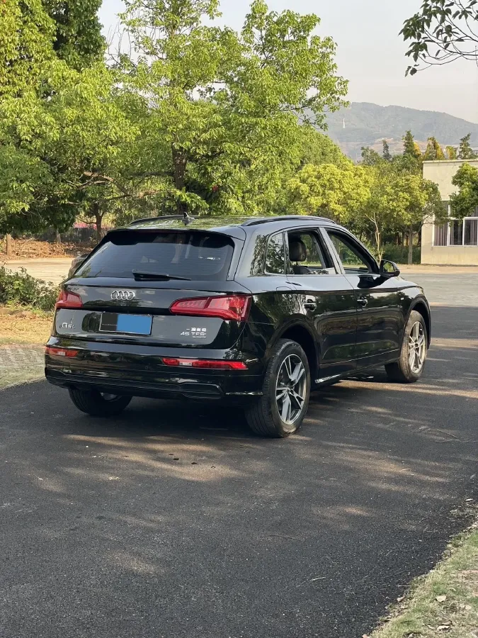 2020 Audi Q5L 2.0T 190HP L4 7DCT,autocango,china used car exporter,china ev exporter,chinese used car exporter,chinese used ev exporter