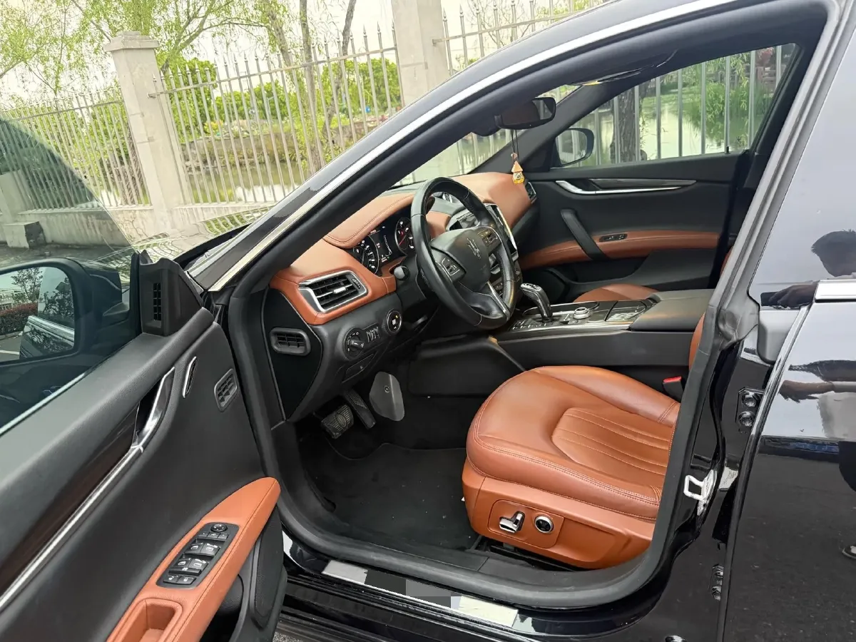 2021 Maserati Ghibli 2.0T 330HP L4 8AT,autocango,china used car exporter,china ev exporter,chinese used car exporter,chinese used ev exporter