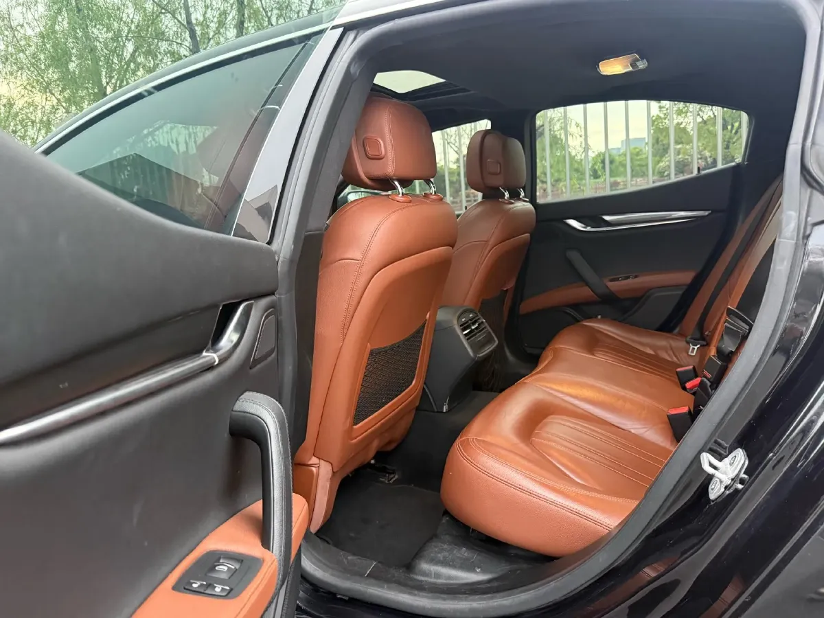 2021 Maserati Ghibli 2.0T 330HP L4 8AT,autocango,china used car exporter,china ev exporter,chinese used car exporter,chinese used ev exporter