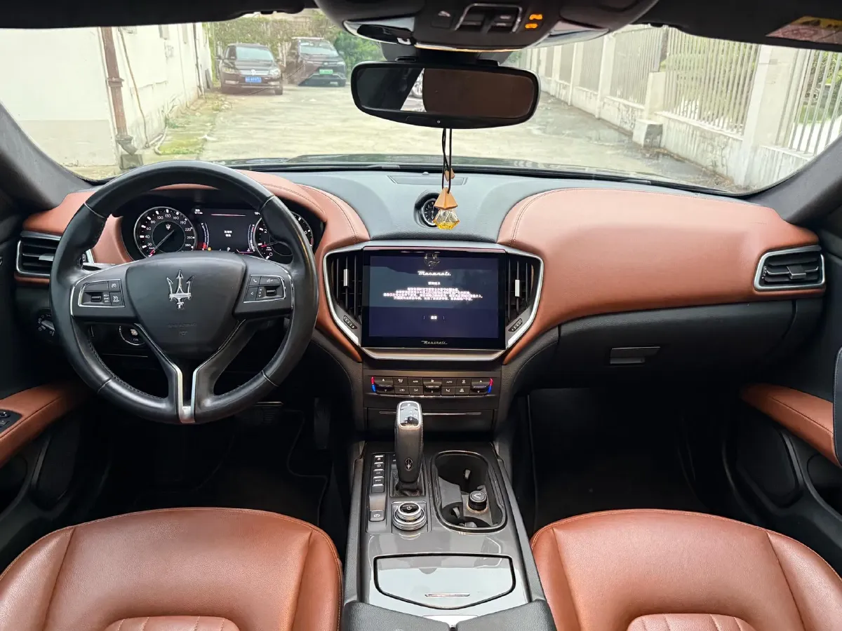 2021 Maserati Ghibli 2.0T 330HP L4 8AT,autocango,china used car exporter,china ev exporter,chinese used car exporter,chinese used ev exporter