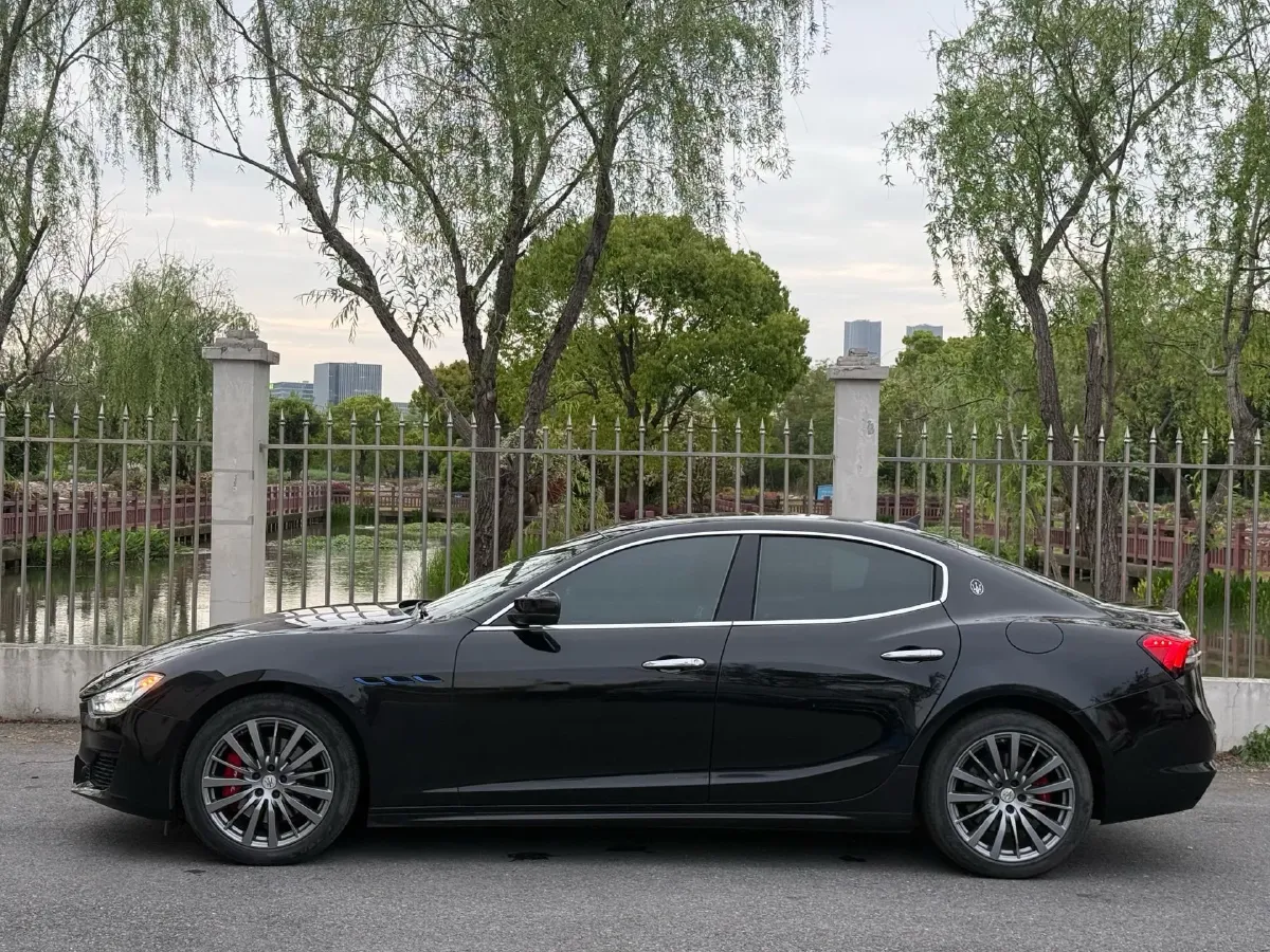 2021 Maserati Ghibli 2.0T 330HP L4 8AT,autocango,china used car exporter,china ev exporter,chinese used car exporter,chinese used ev exporter