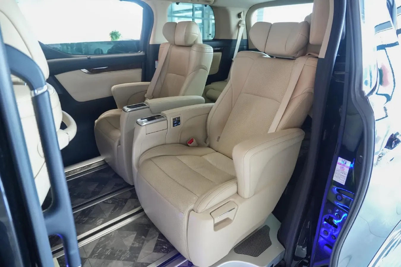 2020 Toyota Alphard 2.5L 117HP L4 E-CVT Hybrid,autocango,china used car exporter,china ev exporter,chinese used car exporter,chinese used ev exporter