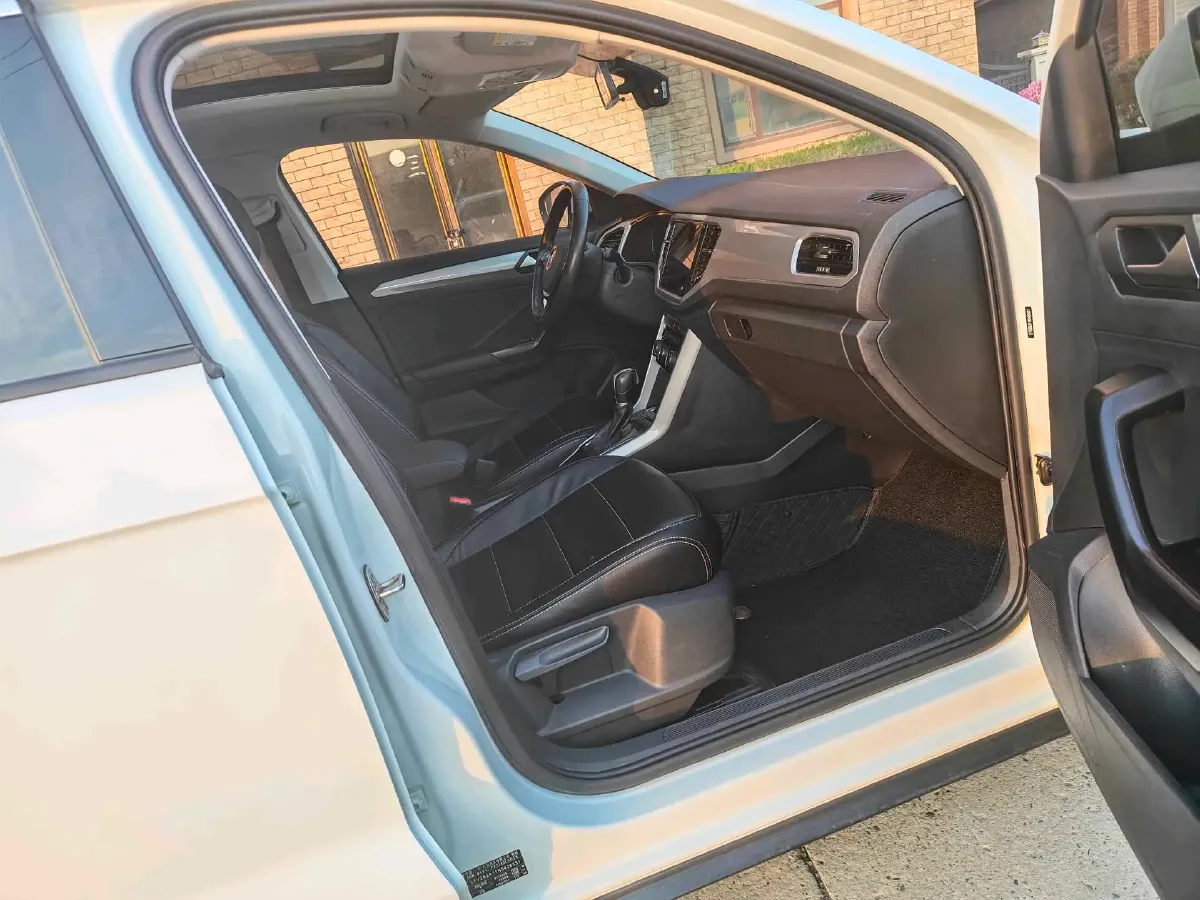 2021 Volkswagen T-Roc 1.4T 150HP L4 7DCT,autocango,china used car exporter,china ev exporter,chinese used car exporter,chinese used ev exporter
